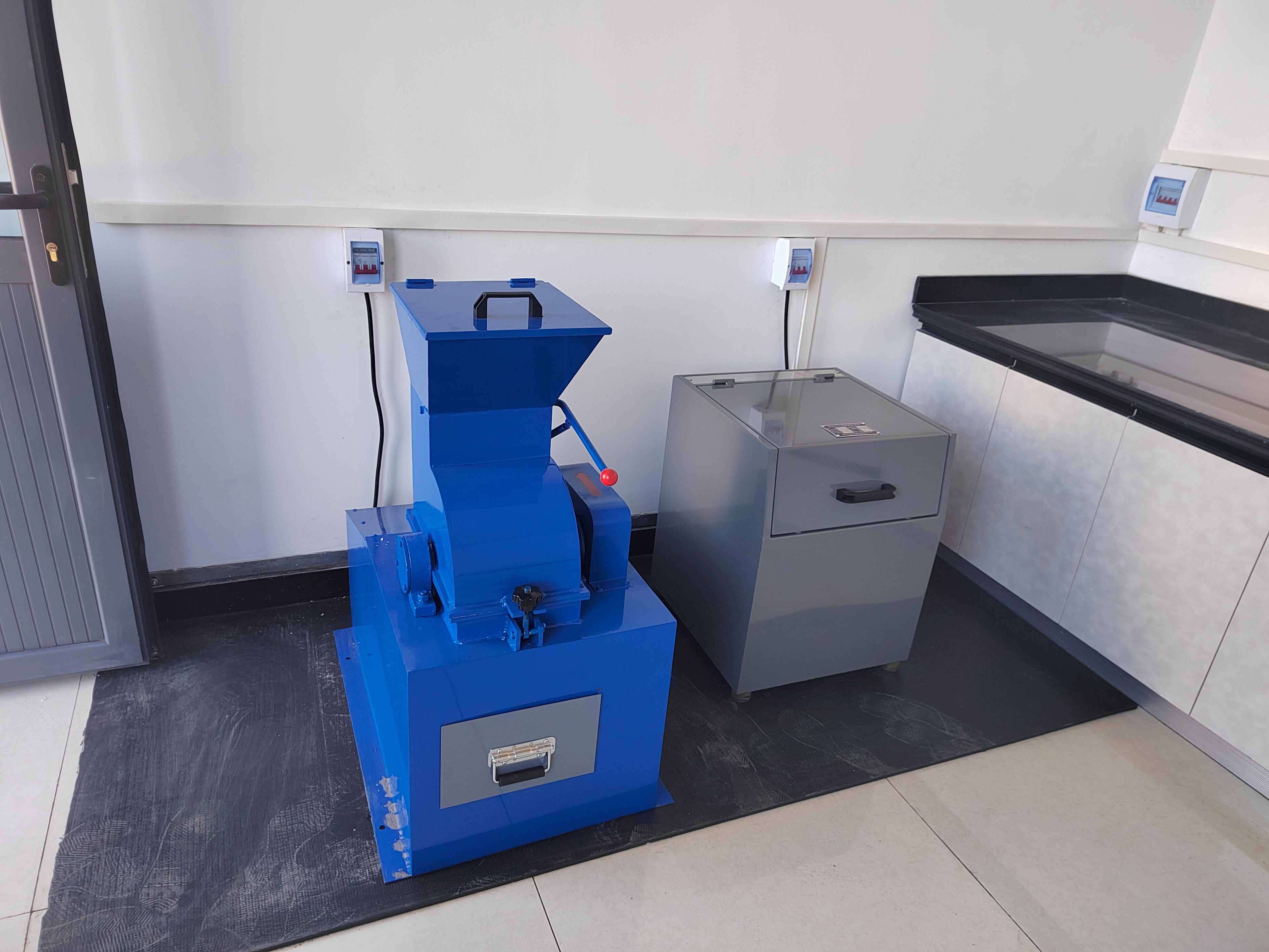 全密封錘式縮分破碎機的工作原理結構